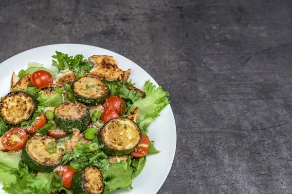 Green Salad Grilled Chicken Grilled Courgette Top View Space Text — Stock Photo, Image