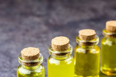 Farklı yağlar - omega asitleri kaynak dört şişe