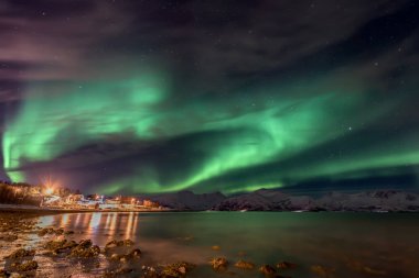 Tromso city - Kuzey Norveç yakınındaki içinde Vagnes, kıyıdan şaşırtıcı aurora borealis - Kuzey ışıkları - görünüm