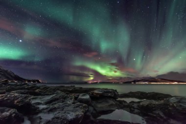 Tromso city - Kuzey Norveç yakınındaki içinde Oldervik, kıyıdan şaşırtıcı aurora borealis - Kuzey ışıkları - görünüm