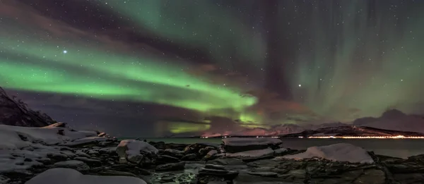 トロムソ市内 北ノルウェー バナーの近く Oldervik の海岸からの絶景オーロラ オーロラ — ストック写真