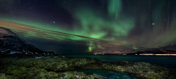 トロムソ市内 北ノルウェー バナーの近く Oldervik の海岸からの絶景オーロラ オーロラ — ストック写真