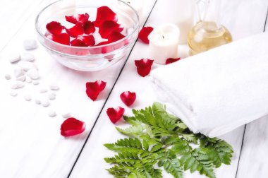  Makyaj aksesuarlar, tırnak cilası ve topuklar üzerinde Ahşap ahşap arka plan