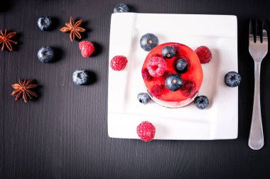  Jöleli tatlı çilek üzerinde siyah bir ahşap zemin üzerine beyaz bir daire ile