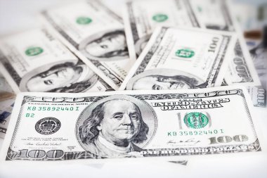 Beyaz bir arka planda beyaz bir arka plan üzerinde para Amerikan dolar faturaları