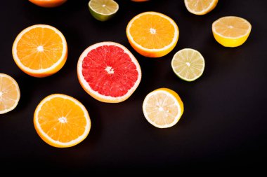 Siyah bir arka plan üzerine bir kesim içinde farklı meyve