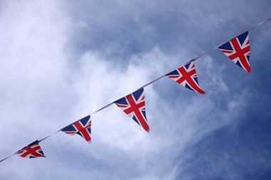 Union jack bayrak mavi bir bulutlu gökyüzü karşı fotoğraflandı kiraz kuşu. Böylece kullanıcı gerektiği gibi ayarlayabilirsiniz ince işleme