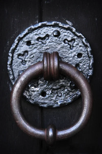 鉄木製のドアのノッカーをクローズ アップ — ストック写真