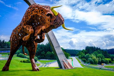 Red Bull Ring Spielberg pistindeki bir boğa heykeli, Formula 1 ve Moto GP 'nin büyük prix' ini aldı.
