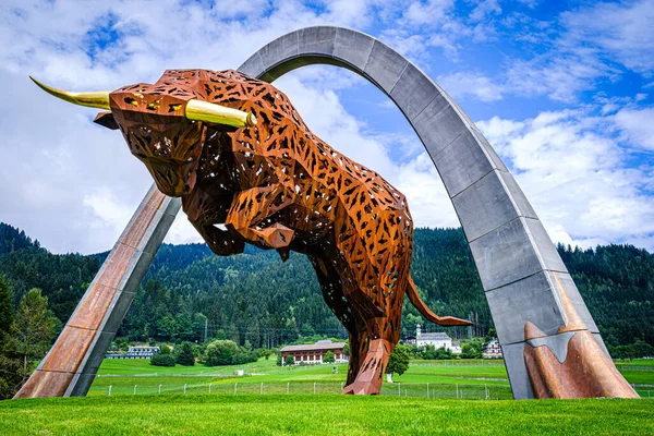 Estátua Touro Circuito Spielberg Anel Touro Vermelho Notavelmente Recebendo Grande — Fotografia de Stock