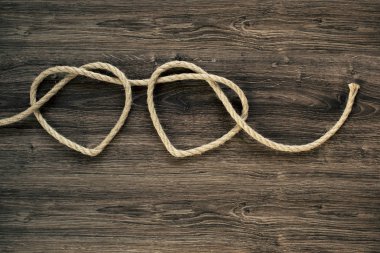 Eski ahşap iki vintage ip kalp şekilleri