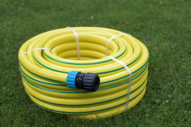 Yeni sarı Hortum boru bir bahçe