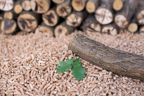 Zwei Eichenblätter Ein Haufen Pellets Und Holz — Stockfoto