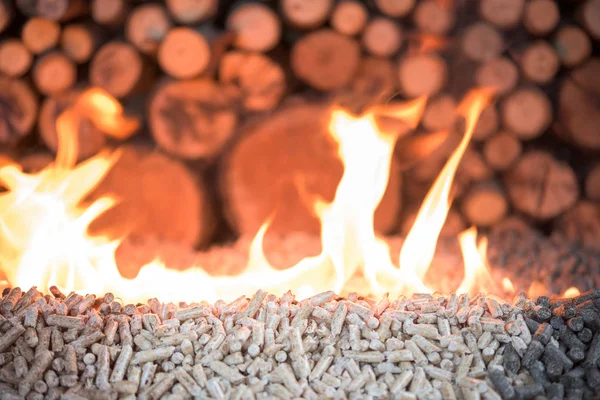 Holzmasse Feuer Pellets Und Holzstapel — Stockfoto
