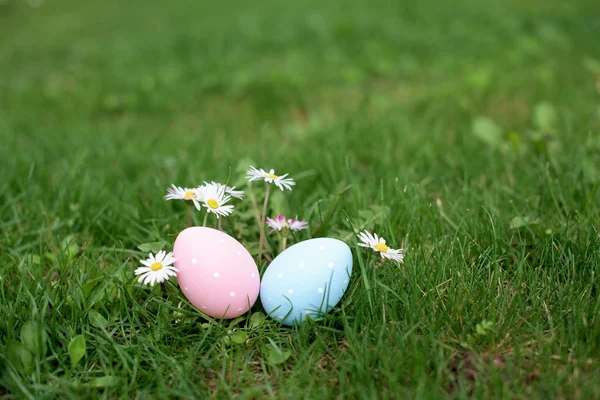 Dos huevos de Pascua, ping y azul, en una hierba —  Fotos de Stock