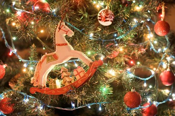 Beautiful decorated christmas tree. Holiday background — Stock Photo, Image