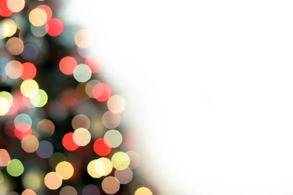 白い背景にぼかしクリスマスツリーライトの装飾の一部 — ストック写真