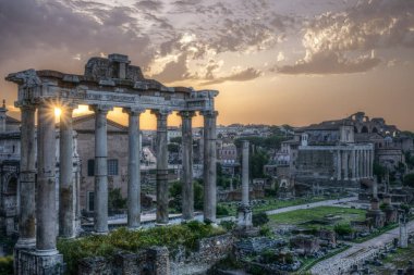 Roma. Antik sütunlar arasında güneşin doğuşu ile İmparatorluk Forumları Görünümü.