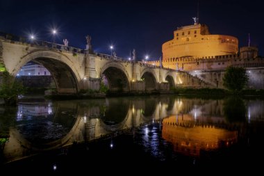 Ponte Sant'Angelo ve Castel Sant'angelo'nun gece manzarası. Roma. İtalya.