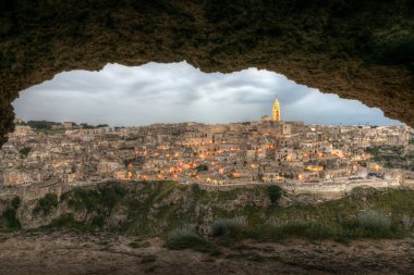 Bir mağaranın içinden mavi saatte Matera Taşları'nın manzarası. Matera. İtalya