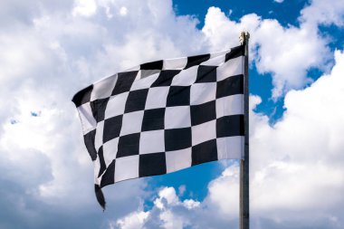 Mavi gökyüzü ve bulutlar üzerinde sallayarak damalı afiş