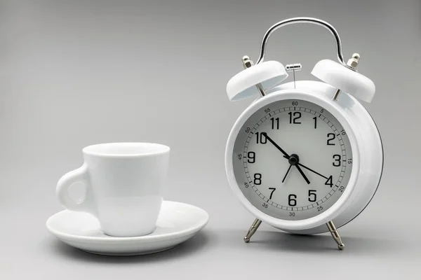 咖啡时间 软背景上的咖啡杯和白色闹钟 — 图库照片