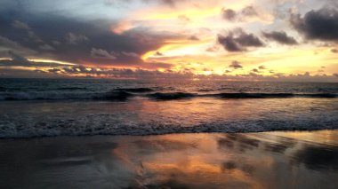 gün batımında karon beach, phuket, Tayland