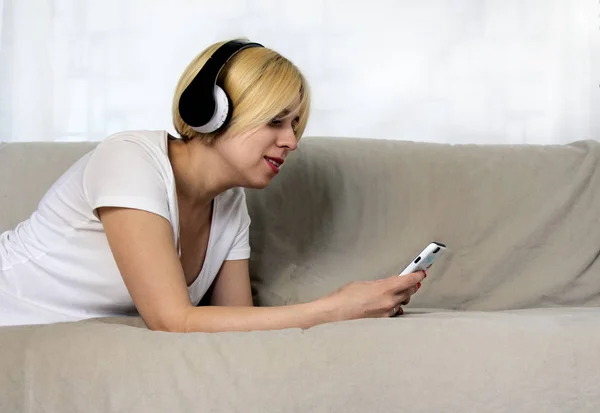 Mulher Bonita Fones Ouvido Deitado Sofá Ouvindo Música Áudio Livro — Fotografia de Stock