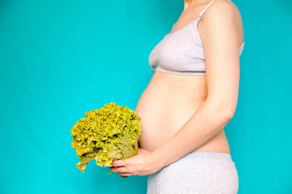 Žena Těhotenství Zdravý Zeleninový Salát Špenát — Stock fotografie