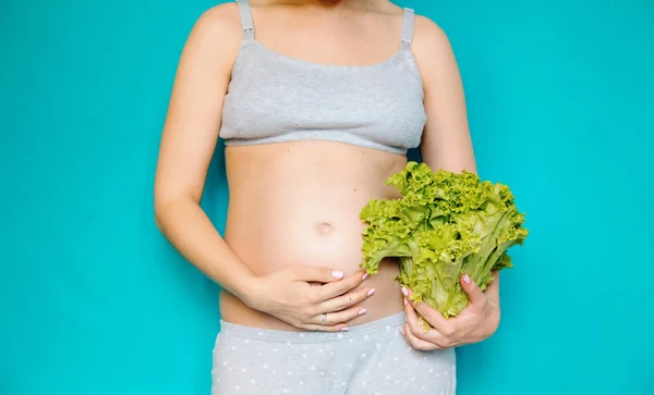 Mujer Embarazada Comiendo Ensalada Verduras Saludables Espinacas — Foto de Stock