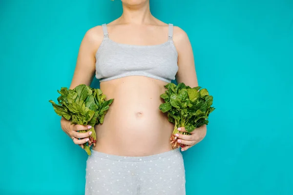 Женщина Беременной Едят Здоровые Овощи Салат Шпинат — стоковое фото