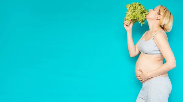 Женщина Беременной Едят Здоровые Овощи Салат Шпинат — стоковое фото