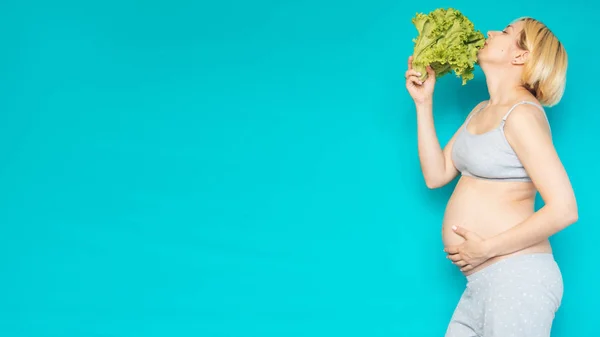 Femme Enceinte Qui Mange Une Salade Légumes Sains Épinards — Photo