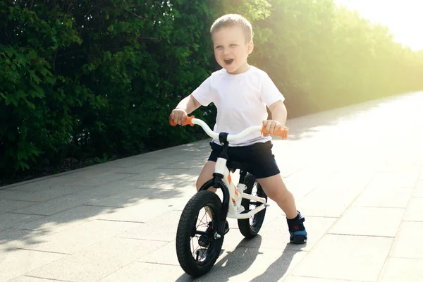 Ragazzino Bicicletta Preso Movimento Vialetto Primo Giorno Scuola Materna Bicicletta — Foto Stock