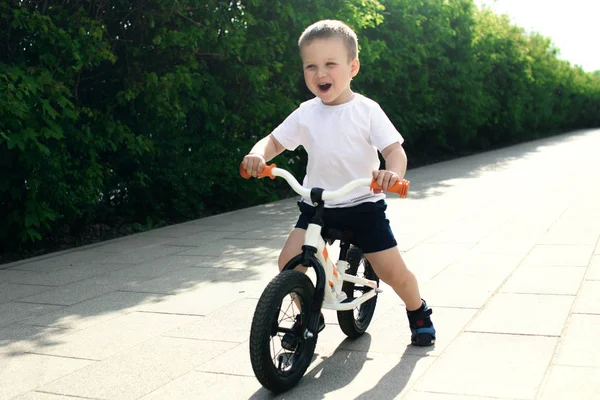 Мальчик Велосипеде Застрял Движении Подъездной Дорожке Первый День Детском Саду — стоковое фото