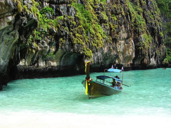 Barcos Conto Longo Praia Phuket Com Pedra Calcária Fundo Tailândia — Fotografia de Stock