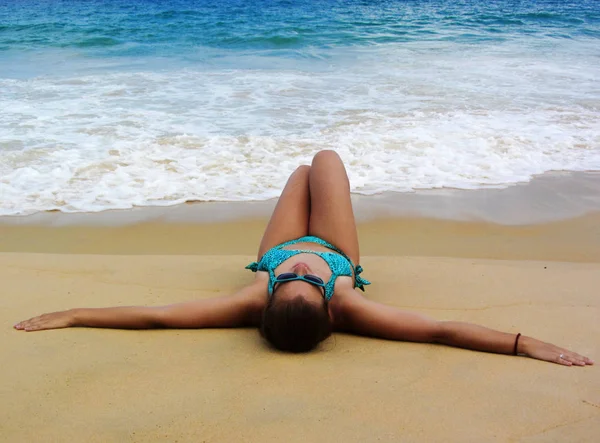 Jonge Vrouw Ontspannen Zonnebaden Het Strand — Stockfoto