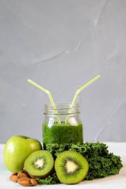 Sağlıklı yeşil smoothie sebze ve meyve