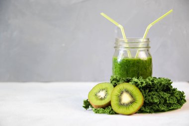Sağlıklı yeşil smoothie sebze ve meyve