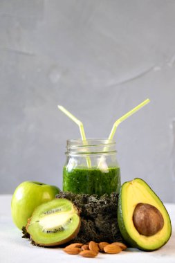 Sağlıklı yeşil smoothie sebze ve meyve