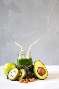Sağlıklı yeşil smoothie sebze ve meyve