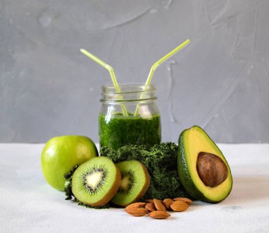 Sağlıklı yeşil smoothie sebze ve meyve