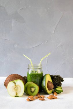 Sağlıklı yeşil smoothie sebze ve meyve