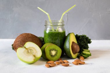 Sağlıklı yeşil smoothie sebze ve meyve