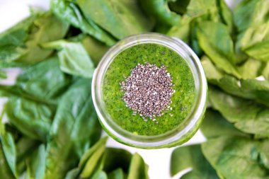 Yeşil smoothie chia kavanozu, cam üzerindeki yükü sebze ile sağlıklı içecek ıspanak yaprakları