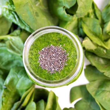 Yeşil smoothie chia kavanozu, cam üzerindeki yükü sebze ile sağlıklı içecek ıspanak yaprakları
