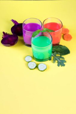 Sağlıklı sebze güler yüzlü ve sarı artalanları suyu. Taze