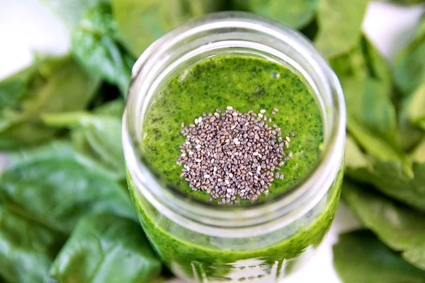 Yeşil smoothie chia kavanozu, cam üzerindeki yükü sebze ile sağlıklı içecek ıspanak yaprakları