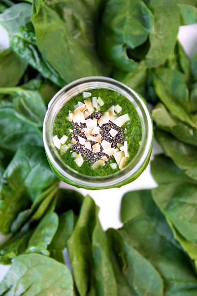 Chia ve Hindistan cevizi ile kavanoza yeşil güler yüzlü, ek yükü camına çipler, sebze ile sağlıklı içecek ıspanak yaprakları