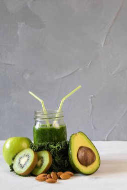 Sağlıklı yeşil smoothie sebze ve meyve